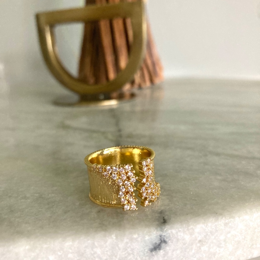 Sterling Silver Cluster Raw Edge Simulated Diamonds and Wide Gold Band Ring - Picture 2 of 9